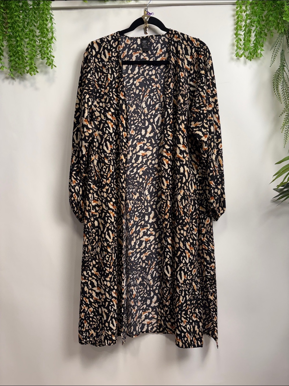Cream and Black Graphic 3/4 Sleeve Swim Coverup. ( ref T 144)